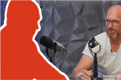 Host v podcastu AI v Kostce